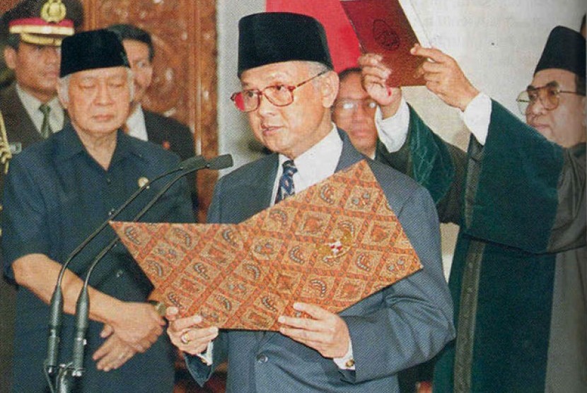 BJ Habibie yang sebelumnya menjadi presiden pada periode 1998-1999 menyelenggarakan Pemilu 1999 untuk pemilihan umum presiden dan wakil presiden RI akibat turunnya presiden soeharto