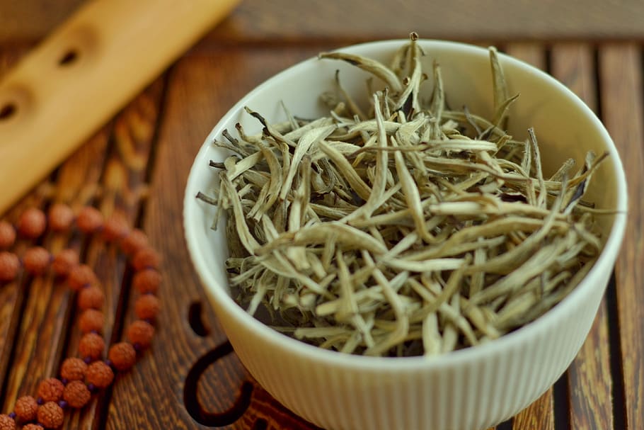 Teh Putih jenis teh di Indonesia dibedakan berdasarkan proses pengolahan, varietas, serta proses penyeduhannya