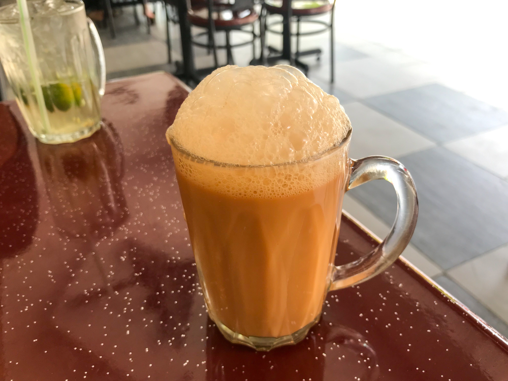 Teh Tarik minuman hangat berempah tradisional khas Sumatra Indonesia dan Melayu yang cocok dinikmati saat hujan