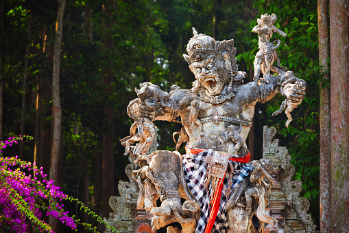 Berfoto dengan patung Kumbhakarna, wisata alam hijau, dan pepohonan di Sangeh Monkey Forest Bali