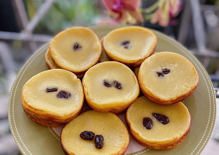 Kue Lumpur menjadi kue manis atau jajanan manis tradisional khas Indonesia yang perlu di coba serta dapat ditemui sebagai Jajanan Pasar 