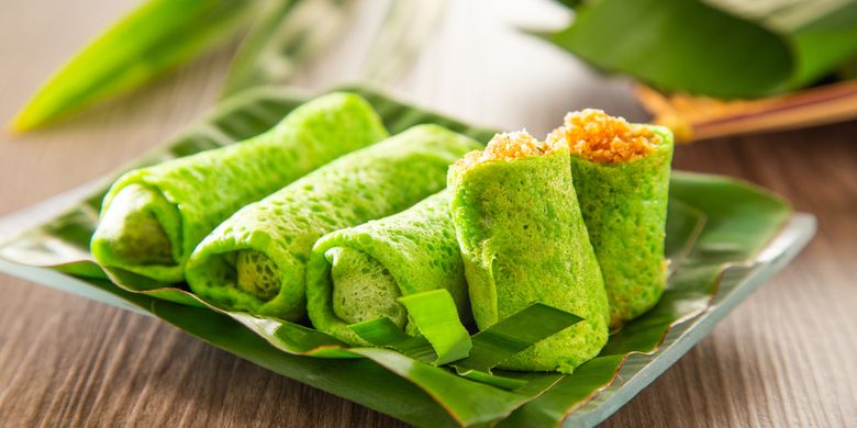 Kue Dadar Gulung menjadi kue manis atau jajanan manis tradisional khas Indonesia berbahan baku tepung, kelapa, dan gula merah yang perlu di coba serta dapat ditemui sebagai Jajanan Pasar