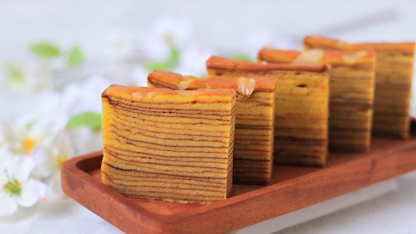 Kue Lapis Legit menjadi kue manis atau jajanan manis tradisional khas Indonesia berbahan baku tepung yang perlu di coba serta dapat ditemui sebagai Jajanan Pasar