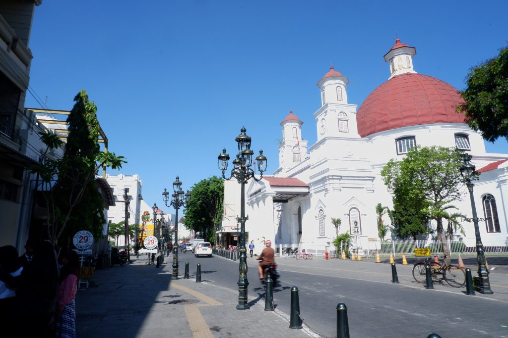 Bangunan Gereja Blenduk di Kota Lama Semarang menjadi ikon destinasi wisata Kota Semarang yang mudah diakses menggunakan kendaraan umum dan pribadi