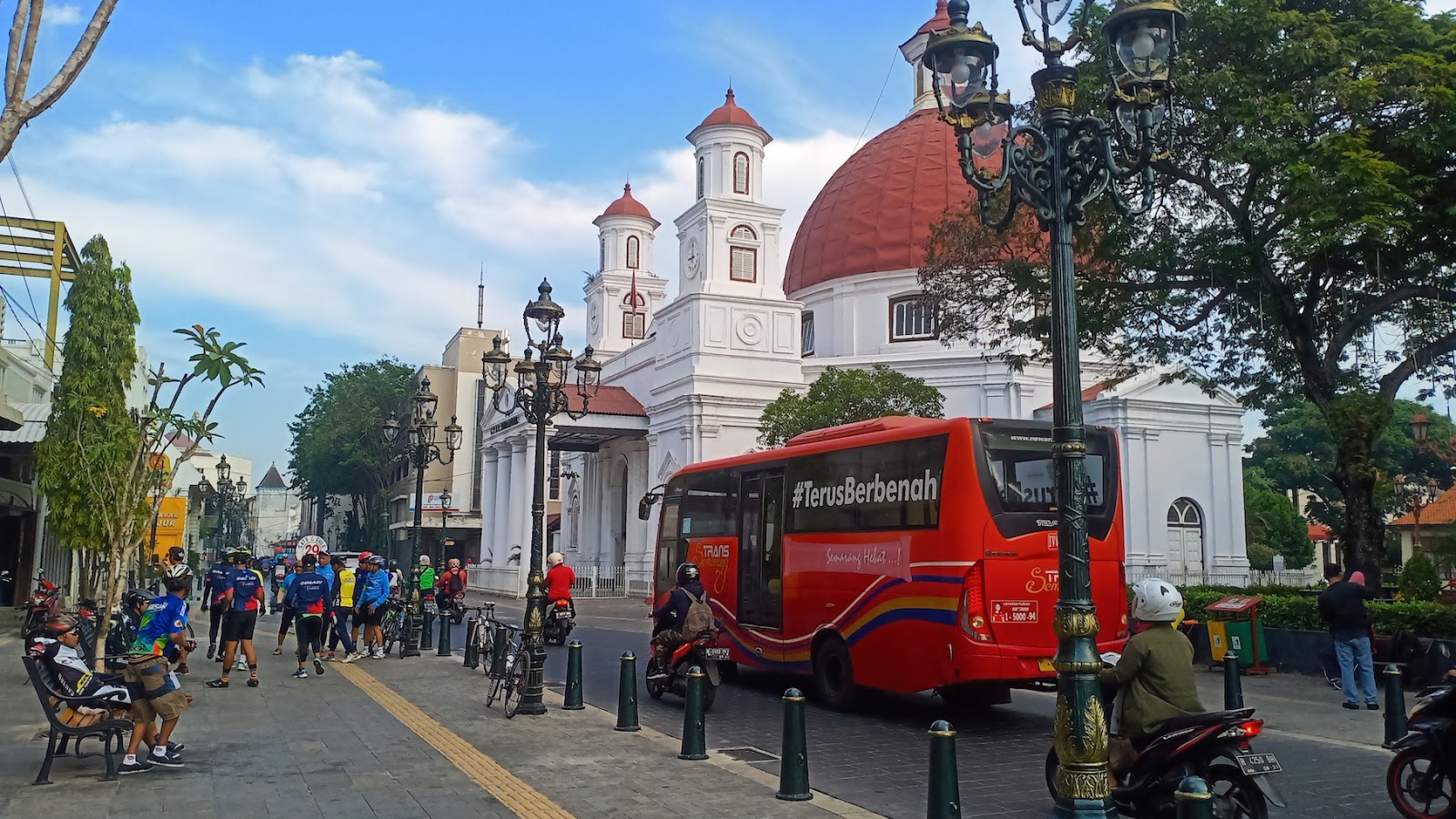 Bangunan Kota Lama Semarang menjadi ikon destinasi wisata Kota Semarang yang mudah diakses menggunakan kendaraan umum BRT dan pribadi