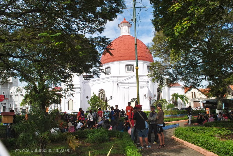 Taman Srigunting di Bangunan Gereja Blenduk Kota Lama Semarang menjadi ikon destinasi wisata Kota Semarang yang mudah diakses menggunakan kendaraan umum dan pribadi