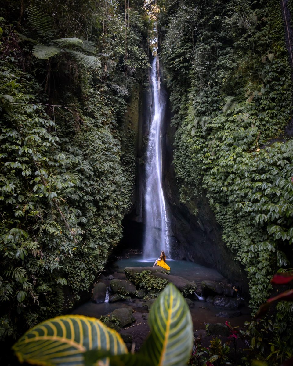 Air Terjun Leke Leke di Bali yang sunyi dan indah di tengah hutan Tabanan memiliki tinggi 32 meter
