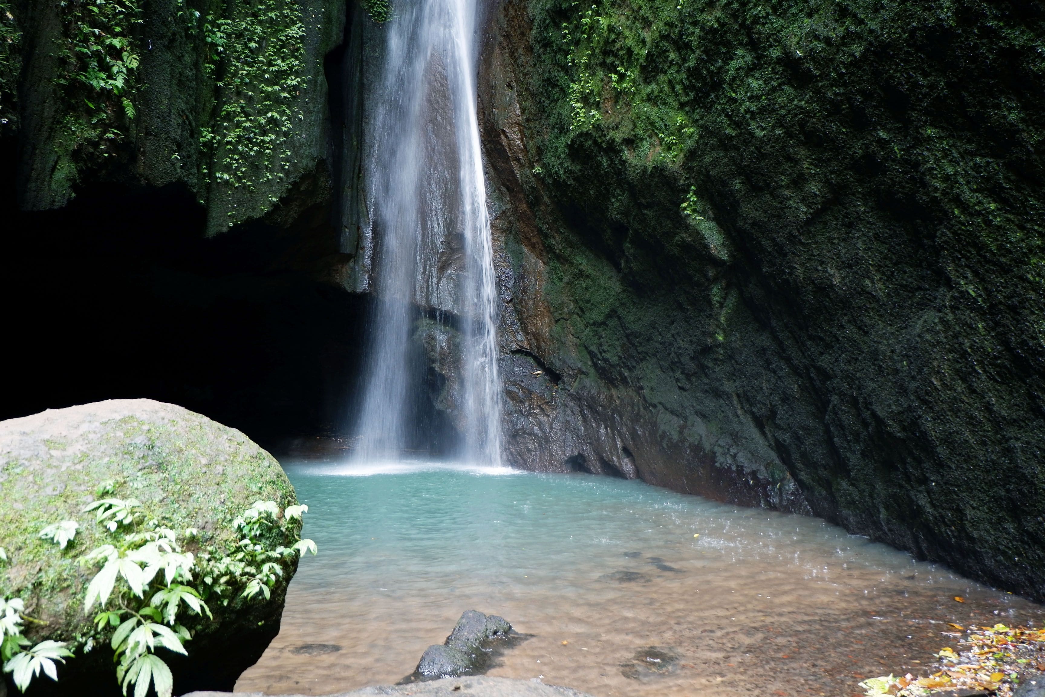 Rute menuju Air Terjun Leke Leke Bali yang sunyi dan indah di tengah hutan Tabanan