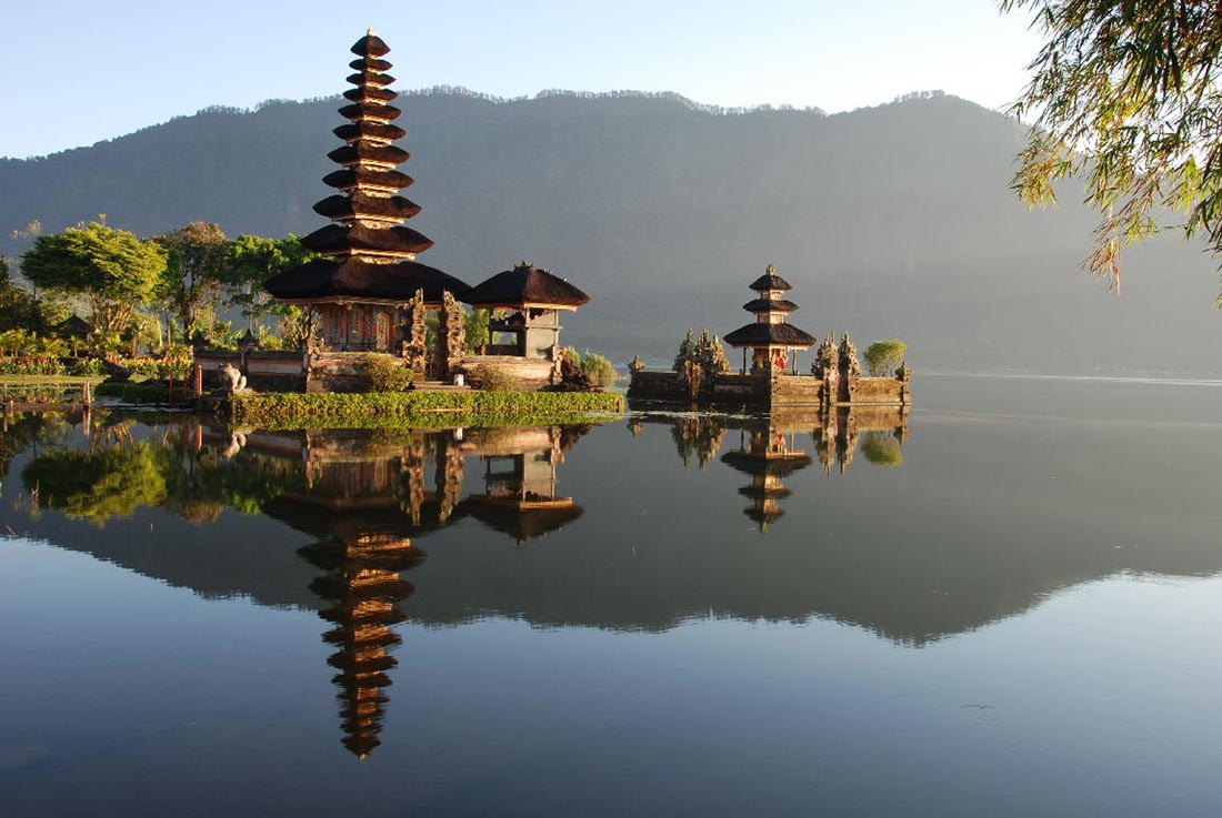 Pura Ulun Batur berwisata ke Danau Batur Bali di kaki Gunung Batur, danau alam indah di Pulau Bali