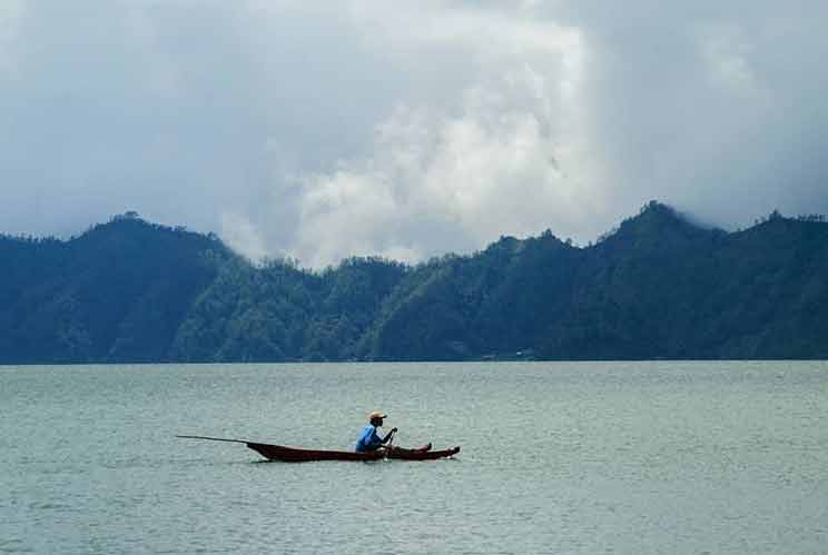 Lokasi saat berwisata ke Danau Batur Bali di kaki Gunung Batur, danau alam indah di Pulau Bali