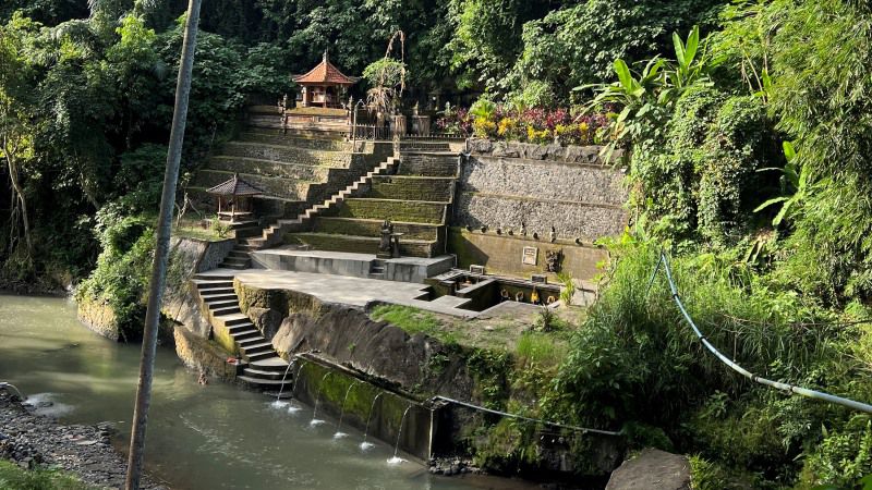 Beribadah di Pura Dalem Guwang di Ngarai Beji Guwang Bali yang menjadi salah satu destinasi wisata alam yang menantang