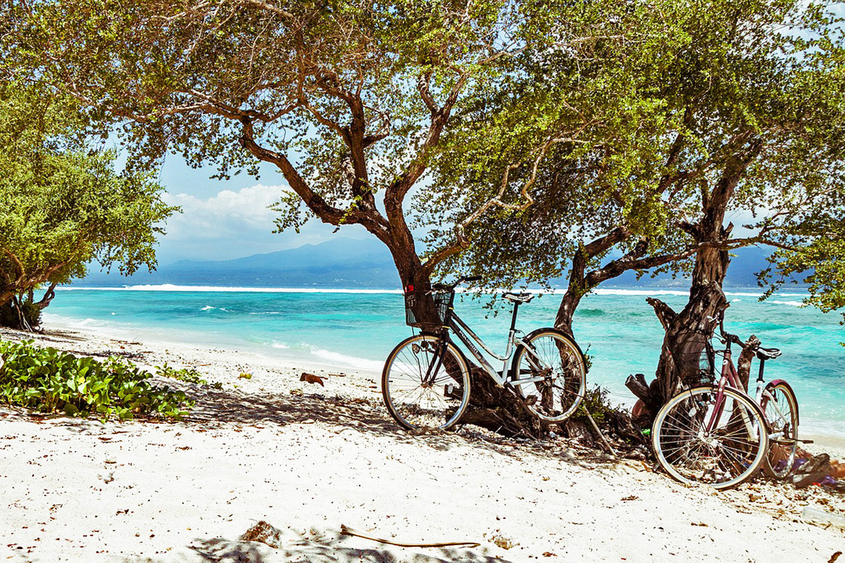 Bersepeda Gili Trawangan, pulau indah di dekat Lombok Nusa Tenggara Barat Indonesia