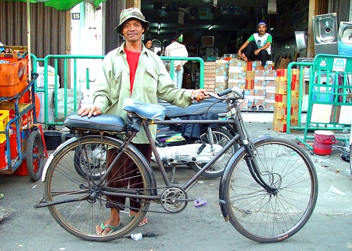 Ojek Sepeda, kendaraan tradisional Indonesia yang mulai hilang dilekang waktu