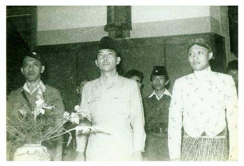 Presiden Sukarno, Sri Paku Alam VIII, dan Sri Sultan Hamengku Buwono IX dalam acara kongres pemuda | Arsip Nasional Republik Indonesia