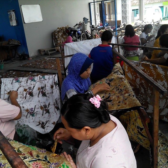 Pembatik Batik Bakaran | Yuliati Warno Batik (Facebook)