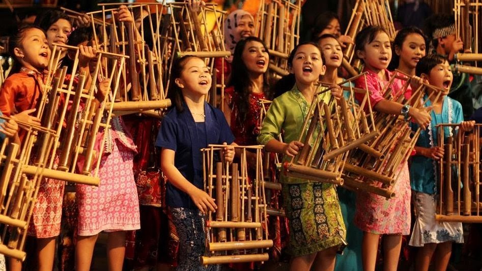 Angklung, alat musik tradisional Indonesia yang terkenal di dunia