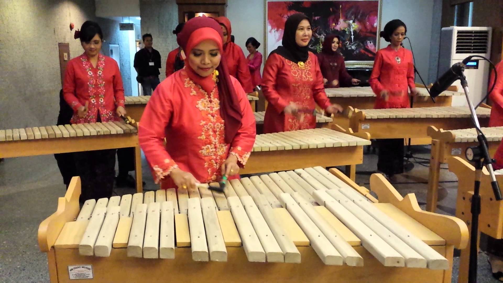Kolintang atau kulintang, alat musik tradisional Indonesia yang terkenal di dunia