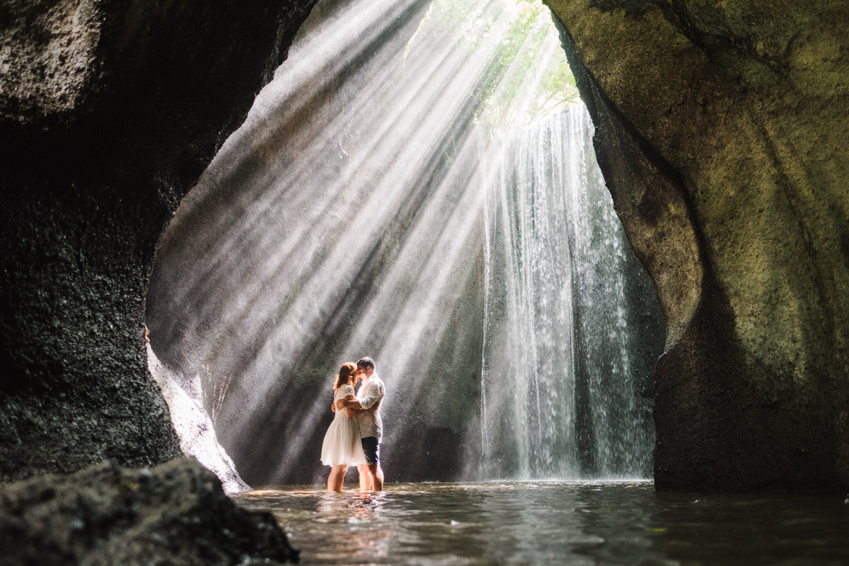 Spot foto pre wedding di lokasi Air Terjun Tukad Cepung, Wisata Alam Tersembunyi Di Bali