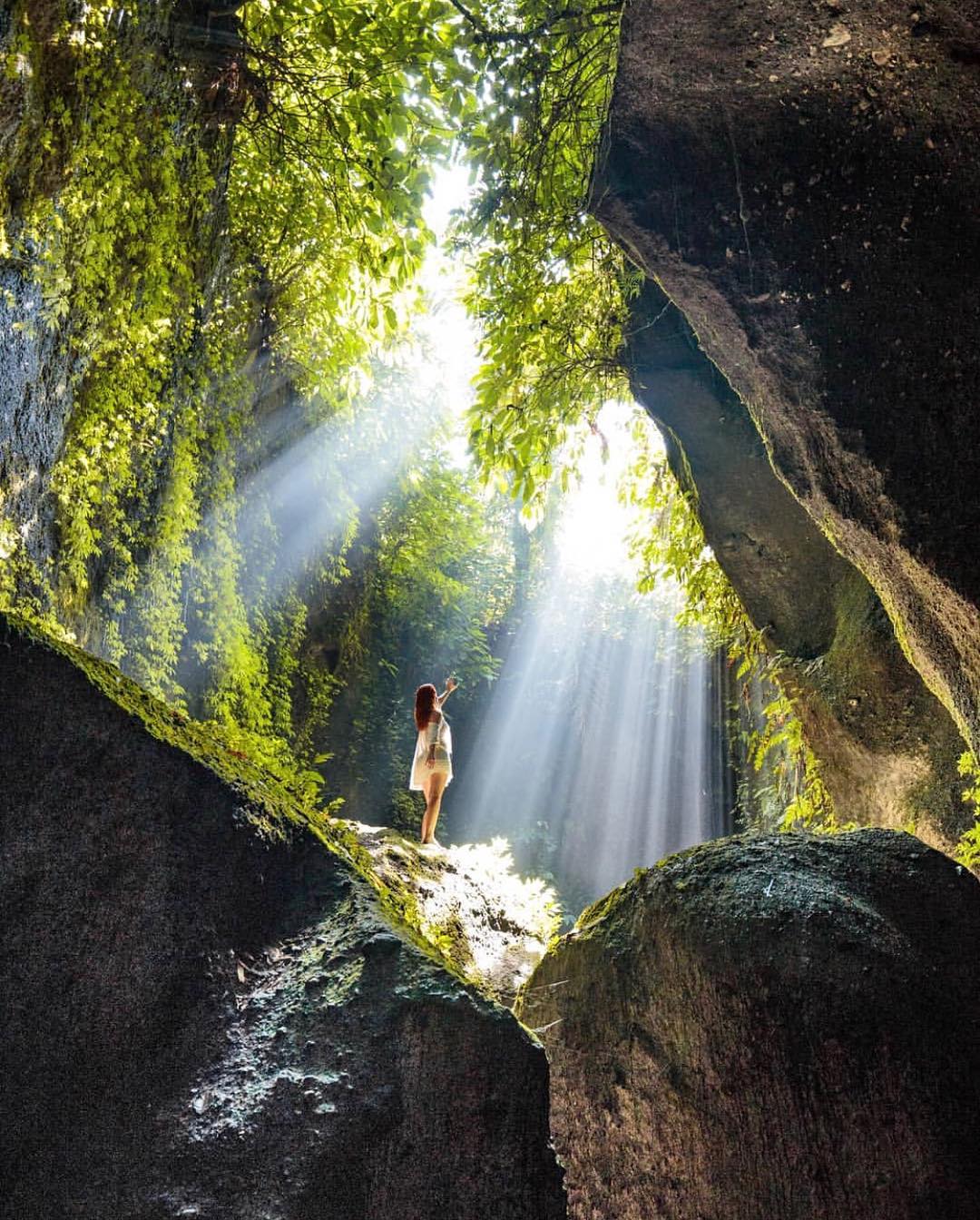 Spot foto diatas batu daun lokasi Air Terjun Tukad Cepung, Wisata Alam Tersembunyi Di Bali