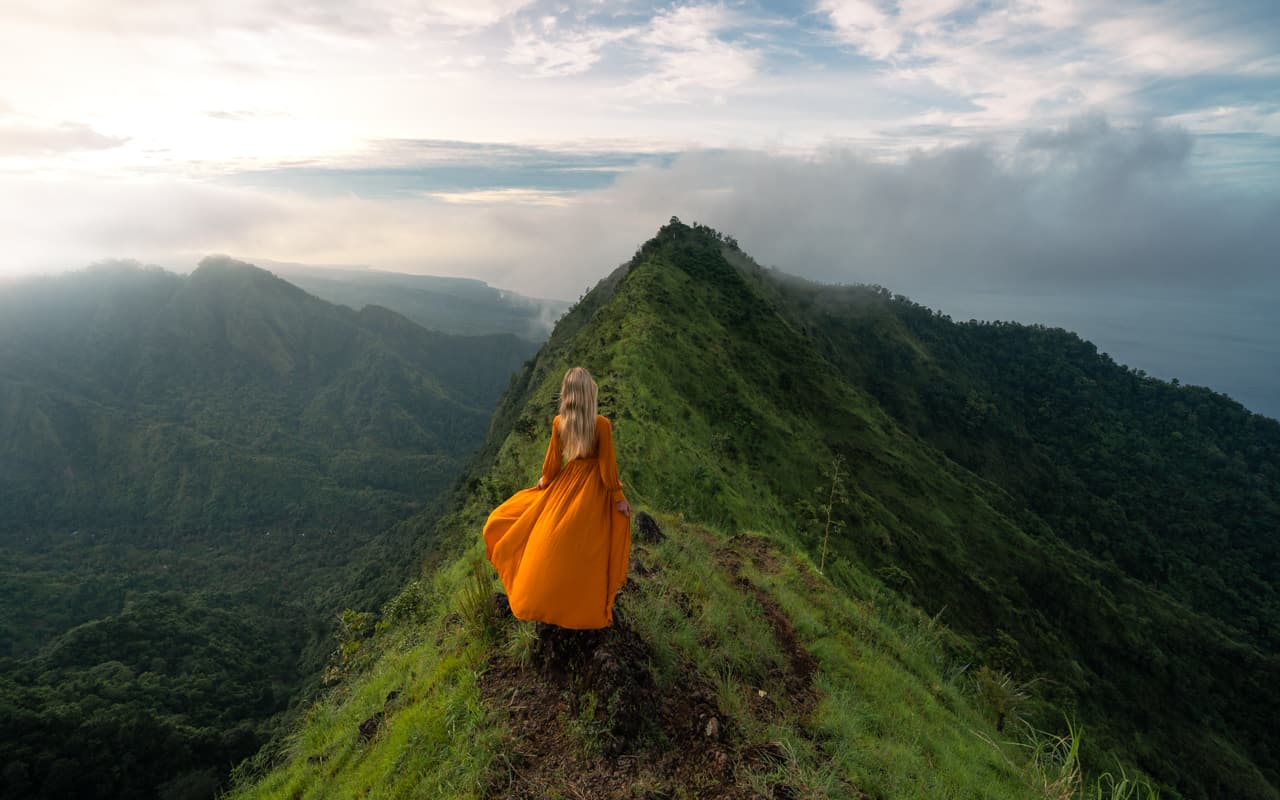 Spot foto di Bukit Mende Bali, wisata alam bukit hijau dengan pemandangan dari ketinggian