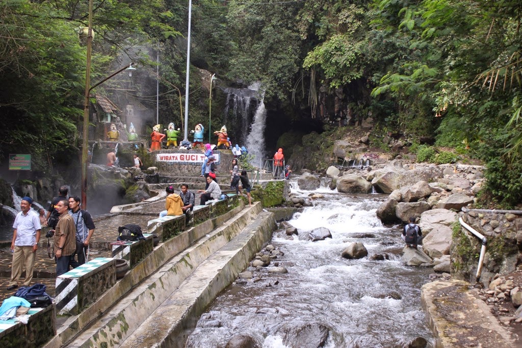 Fasilitas di Pemandian Air Panas Guci Tegal, Pemandian air panas umum alami dan ada air terjun juga di kaki Gunung Slamet