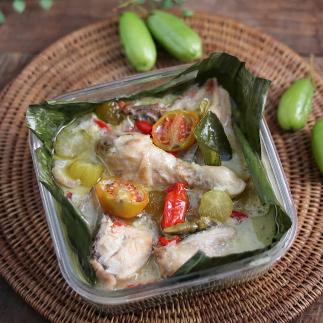 Garang Asem, olahan ayam tradisional yang memiliki rasa asam pedas asal Jawa Tengah yang dibungkus daun pisang dahulu makanan bangsawan