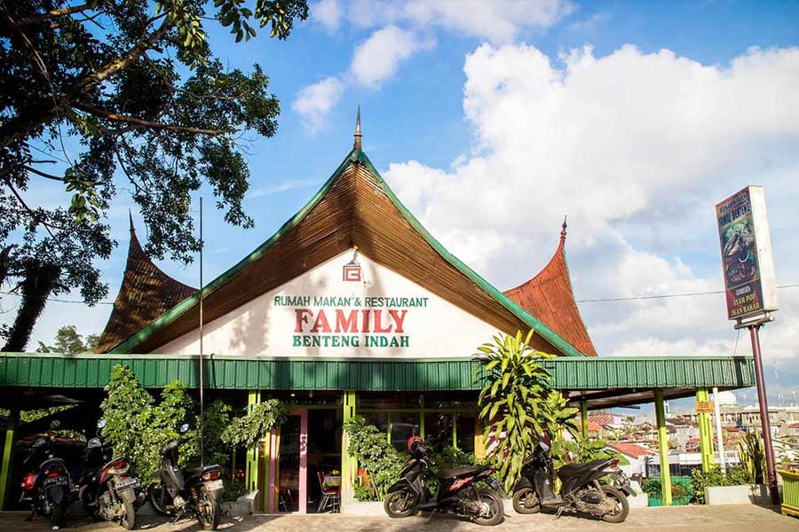 Restoran masakan Padang Family Benteng Indah yang menjadi sejarah terciptanya Ayam Pop, olahan ayam goreng pucat khas Padang, Sumatra Barat 