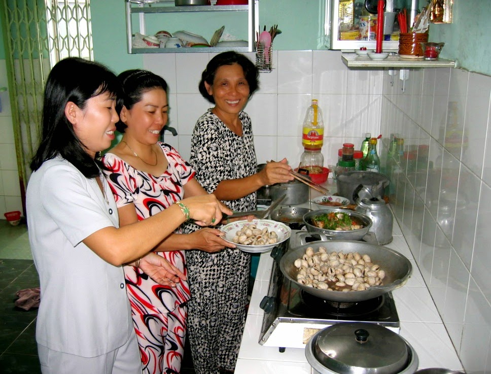 Resep dan proses pembuatan Ayam Woku yang simpel, olahan ayam pedas berempah asal Manado yang dimasak menggunakan belanga atau daun woka