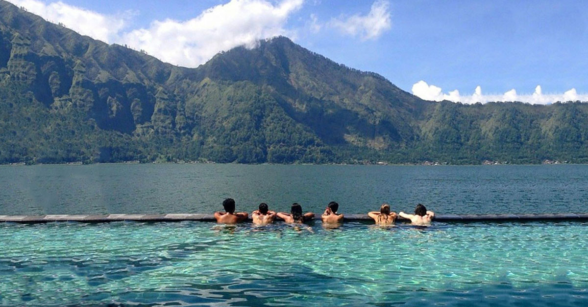 Berendam air panas di Pemandian Air Panas Banyuwedang di Buleleng Bali