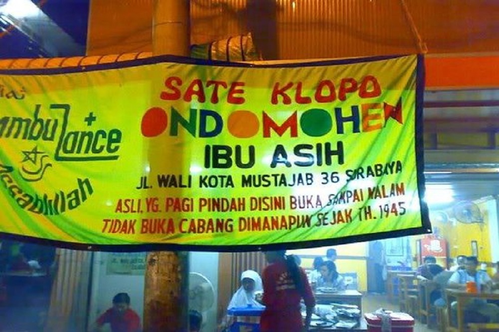 Sate Klopo Ondomohen Bu Asih, Sate Daging Sapi dengan bumbu parutan kelapa atau serundeng dan saus kacang dari Surabaya sejak 1945