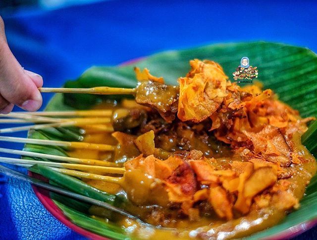 Sate Padang, Olahan kuliner sate dengan lontong dan keripik khas Padang, Sumatra Barat Indonesia