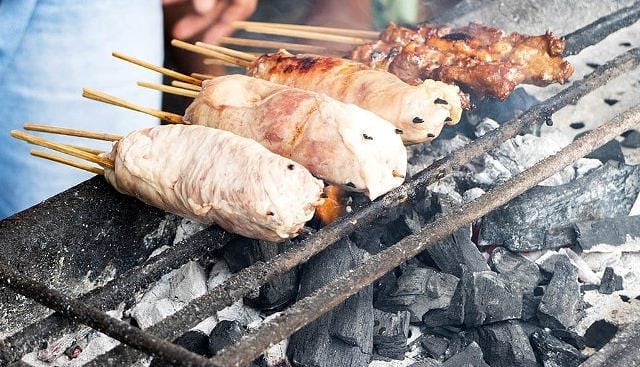 Sate Buntel khas Solo atau Surakarta, olahan sate daging kambing cincang yang dibuntel dengan lemak kambing