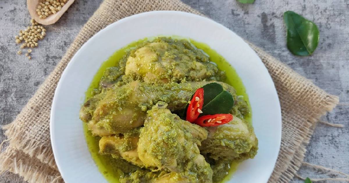 Ayam Goreng Lado Ijo khas Minang atau Sumatra Barat yang dibumbui dengan cabai hijau atau cabai muda khas rumah makan padang