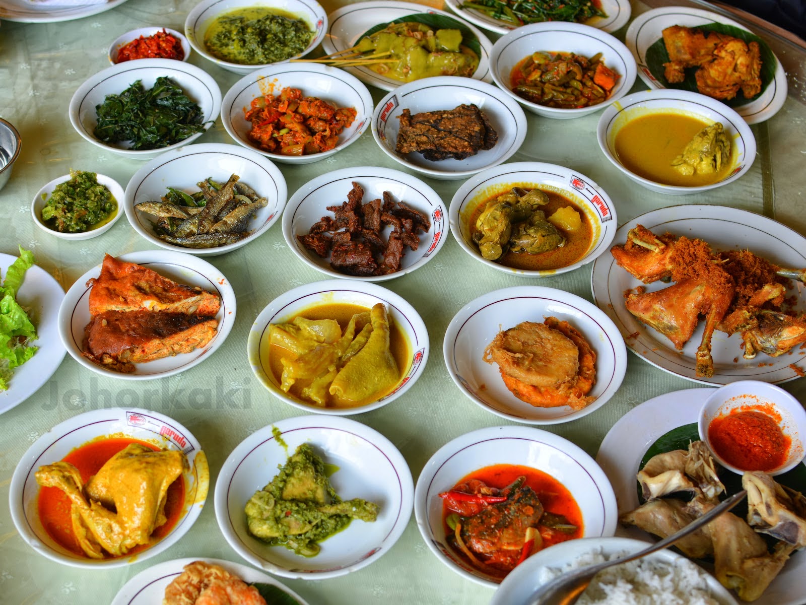 Ayam Goreng Lado Ijo khas Minang atau Sumatra Barat menjadi salah satu kuliner khas rumah makan padang atau kapau
