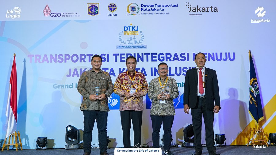 Penerimaan penghargaan DTKJ | Foto: Instagram @pt_transjakarta