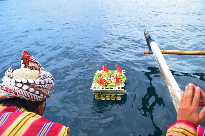 Tradisi Larung Laut Tuturangiana Andala, salah satu tradisi yang berasal dari Pulau Makassar, Sulawesi Tenggara dengan pakaian adat Buton dan melarungkan sesajen di empat mata angin berbeda
