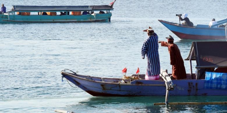 Tradisi Larung Laut Tuturangiana Andala asal Pulau Makassar, Kota Baubau, Sulawesi Tenggara sudah dilaksanakan sejak jaman kerajaan dan dilaksanakan pada musim paceklik ikan