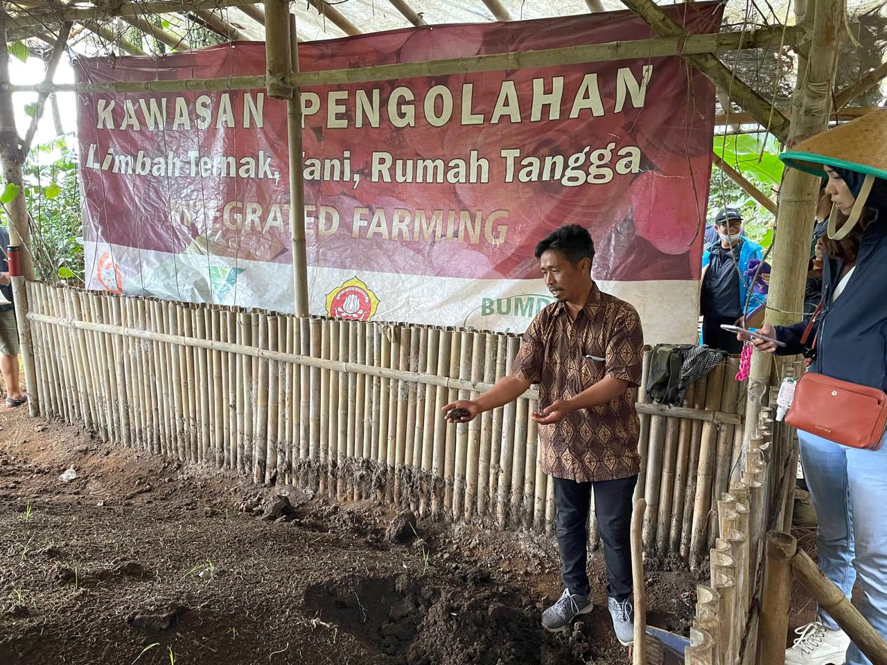 Pengolahan limbah ternak menjadi kompos di desa Suntenjaya | Dok. Siti Nur Arifa/GNFI