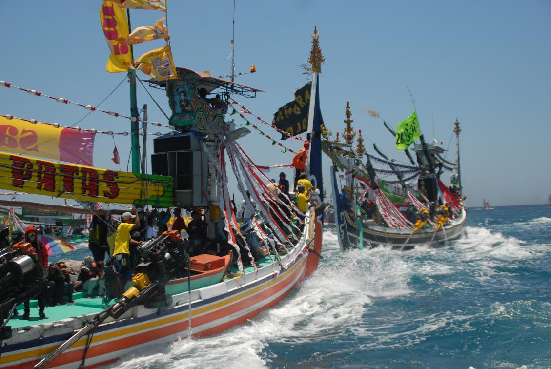 Prosesi kegiatan tradisi Petik Laut Muncar, ungkapan syukur masyarakat pesisir Banyuwangi atas hasil tangkapan lautnya