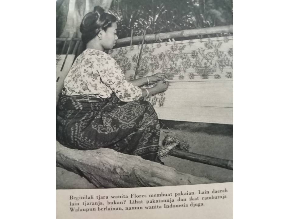 Tenun Flores I Foto: Dokumentasi pRibadi dari buku Indonesia tanah airku (1952)
