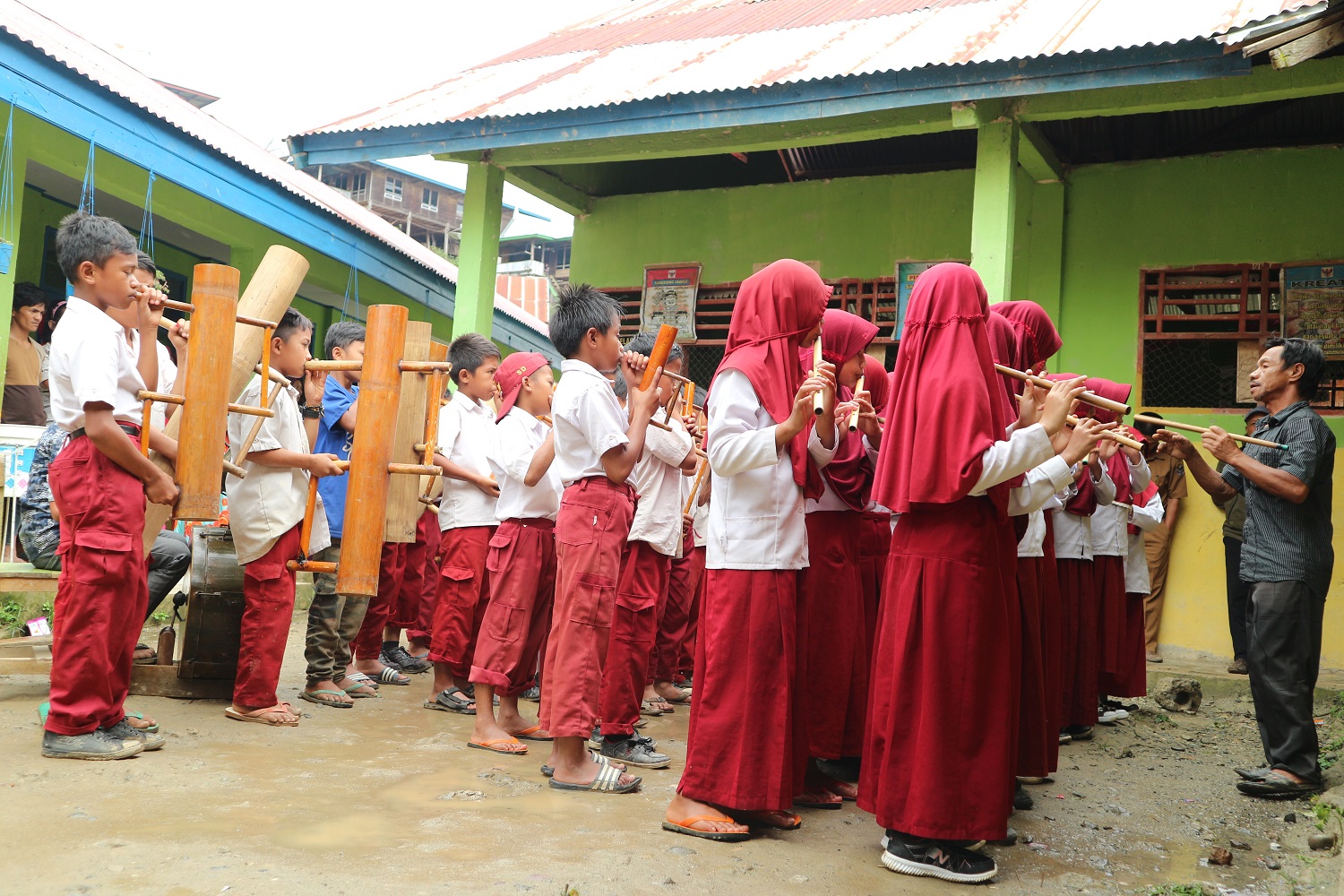 Salah satu grup musik etnik Bas Sekolah Dasar di Desa Latimojong