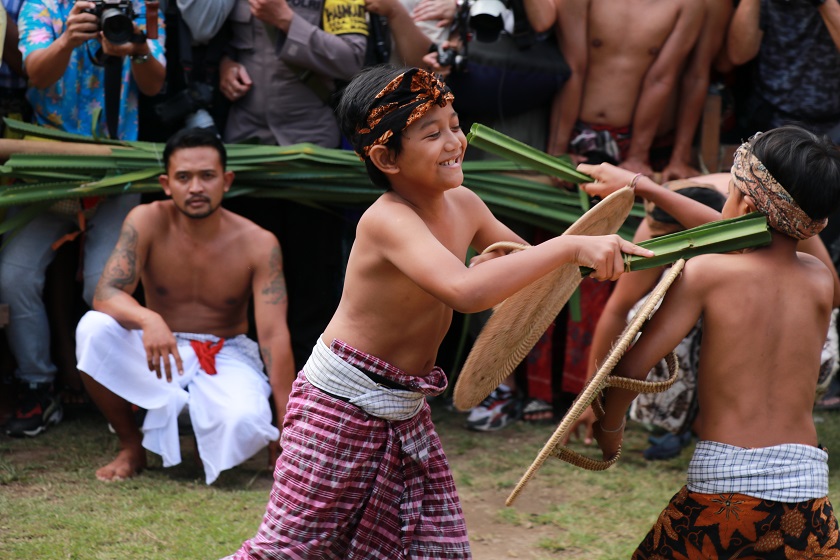 Tradisi Mekare Kare atau Perang Pandan dapat dilakukan oleh seorang lelaki dari anak remaja hingga orang dewasa