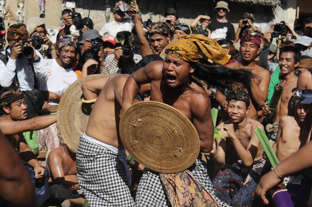 Tradisi Mekare Kare atau Perang Pandan, sebuah ritual perang di Desa Tenganan Bali sebagai penghormatan kepada Dewa Indra.