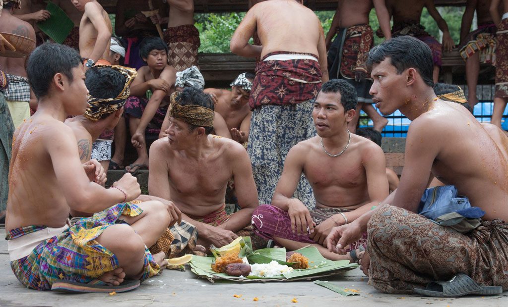 Para peserta akan makan bersama setelah kegiatan tradisi Mekare Kare atau Perang Pandan