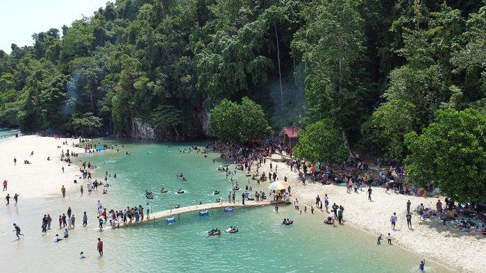 Sungai Tamborasi jadi tempat wisata lokal. Sumber Foto: TRIBUN-TIMUR.COM/SANOVRA JR