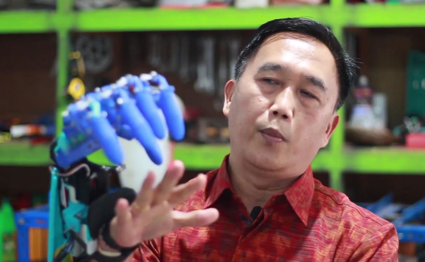 I Wayan Widhiada dan robot tangan bionik | Tangkapan layar YouTube Universitas Udayana
