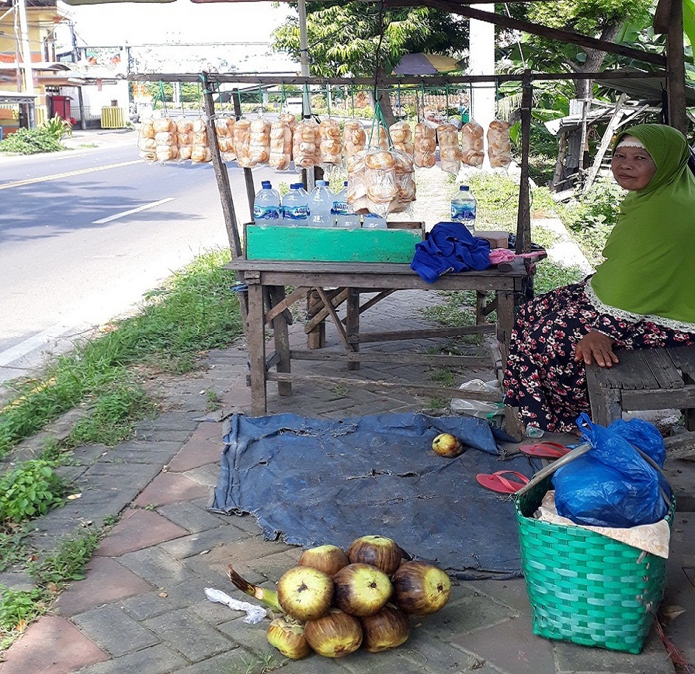 Penjual buah siwalan dan legen di sekitar area Wisata Bahari Lamongan