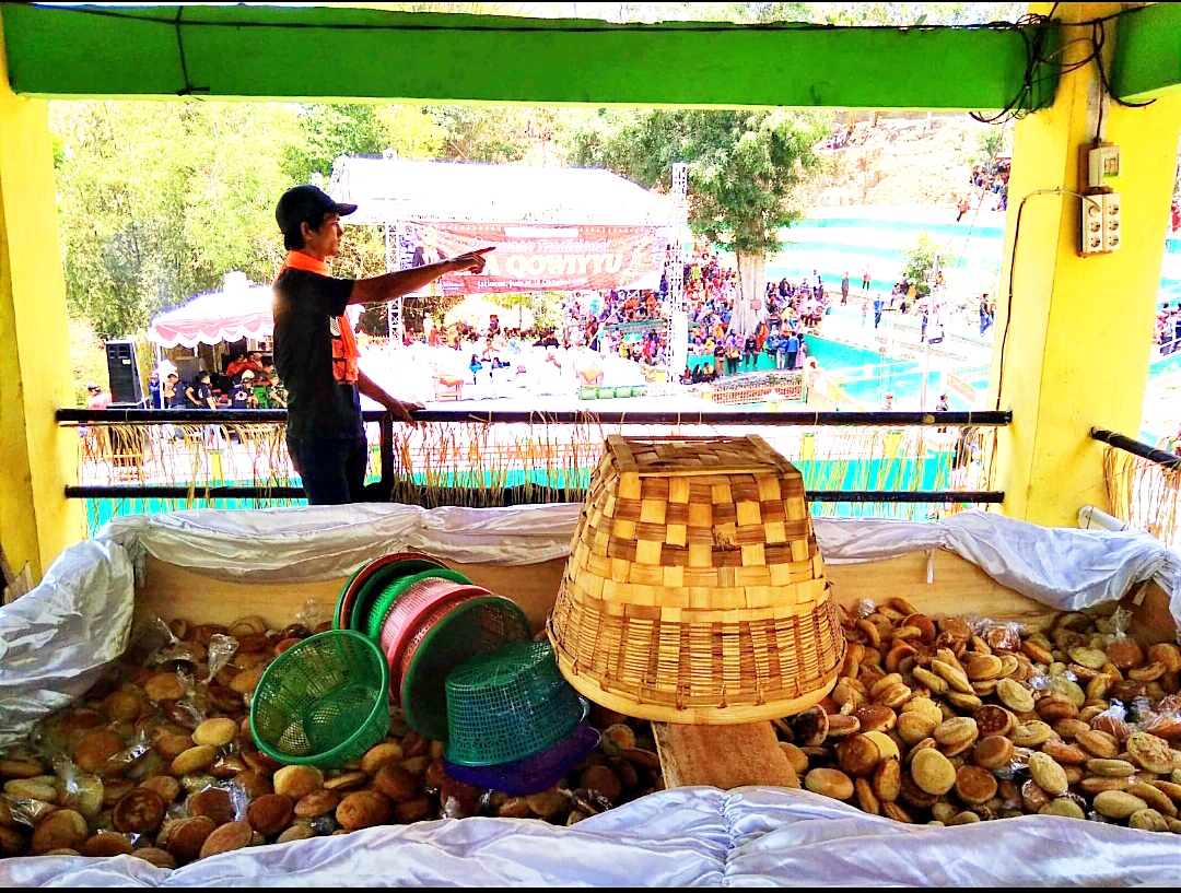 Semangat Warga Sedekah perayaan sebar apem jatinom | Foto: kanaldesa