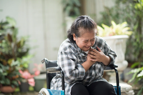 Wanita tua memiliki penyakit jantung duduk di kursi roda | Foto: Jcomp/freepik.com