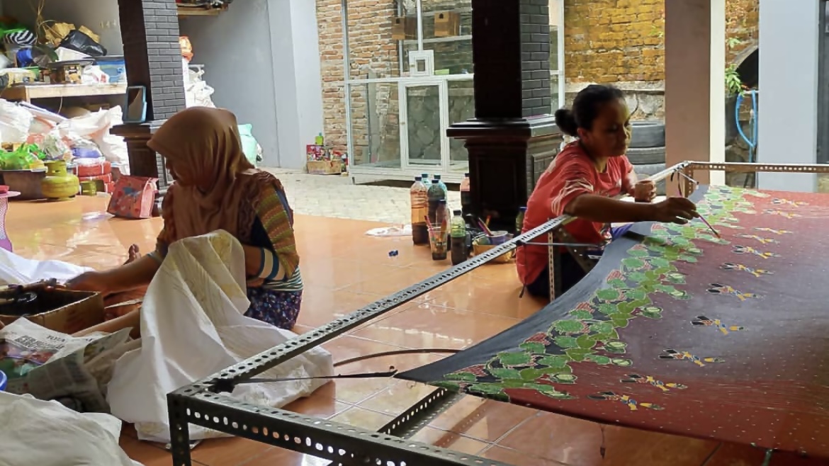 Ibu ibu pengrajin batik Kampung Pesilat